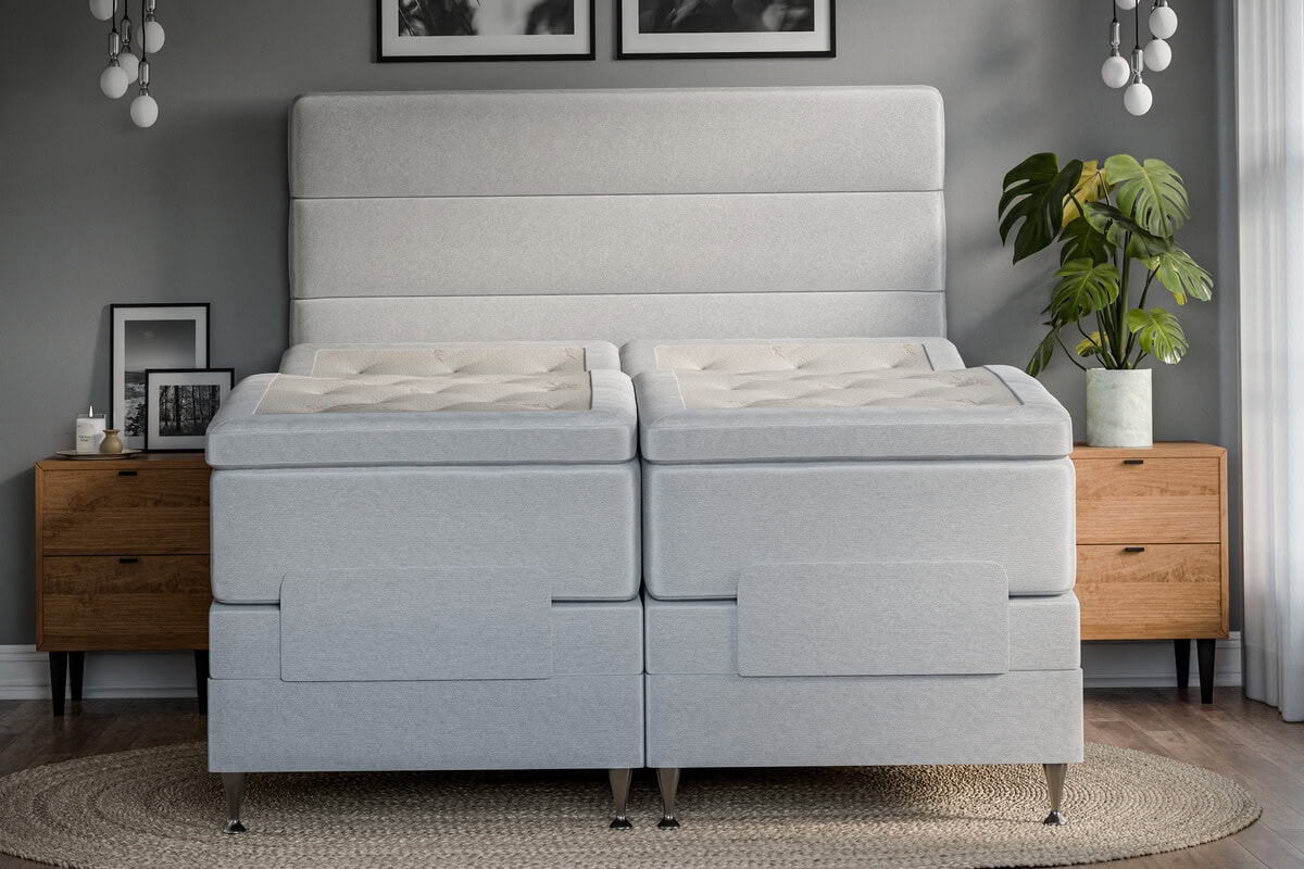 Movable interior CURVE HB front Sängfabriken, modern och bekväm säng med stoppat huvudgavel i ljusgrått tyg.