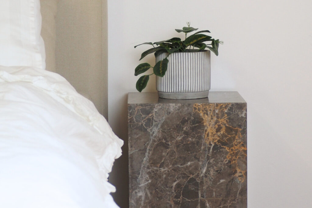 marmor sängbord grå
