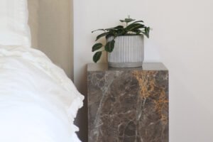 marmor sängbord grå