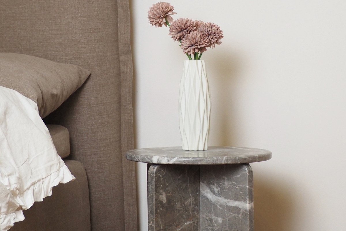 Runt sängbord i marmor