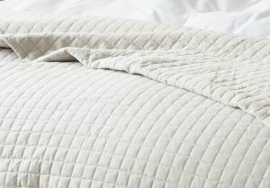 6072121-2 Högkvalitativt bäddset i krämfärgat tyg för bekvämt sovande.