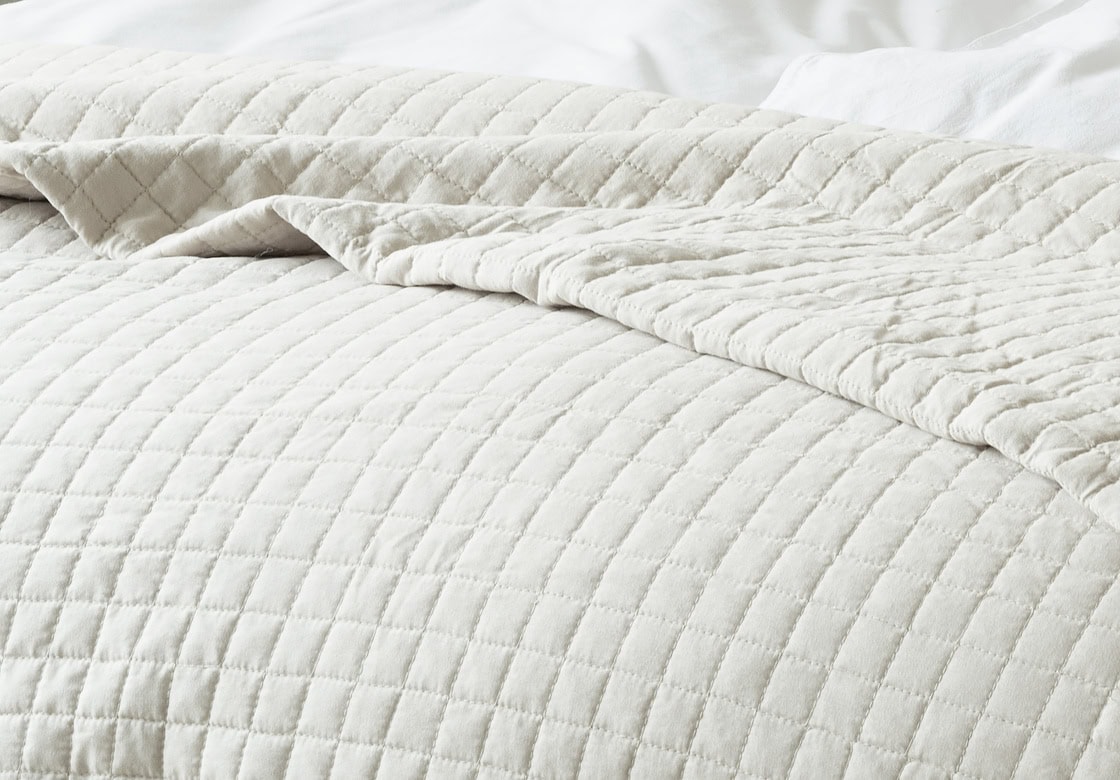 6072121-2 Högkvalitativt bäddset i krämfärgat tyg för bekvämt sovande.