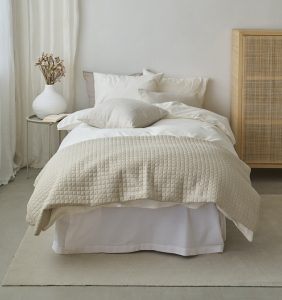 6072121_1 Mjukt nattsängkläder i beige och vitt för skön sömn.