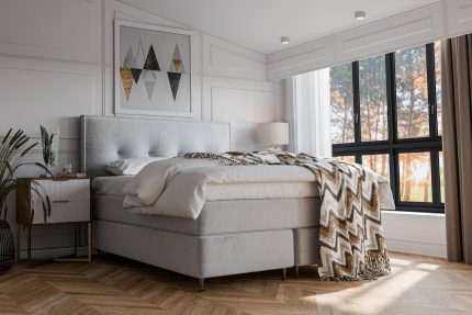 Sängfabriken, modern och bekväm säng i ett stilrent sovrum med stora fönster och naturligt ljus.
